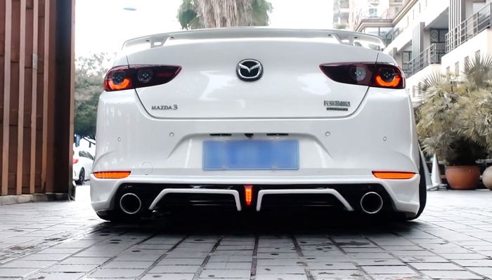 Tampilan belakang modifikasi Mazda3 elegan