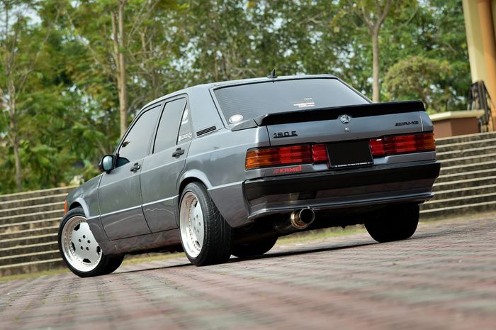 Modifikasi Mercedes-Benz 190E ini totalitas upgrade mesin dan mengemas kabin