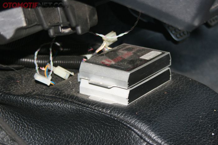 Piggyback Unichip Q+ dan throttle module diletakkan di kolong dasbor Toyota Agya