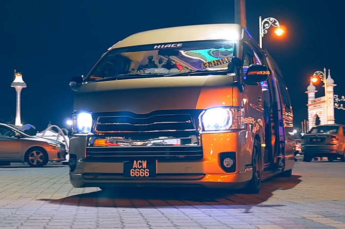 Modifikasi Toyota HiAce bergaya VIP yang datang dari Malaysia