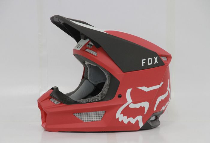 Helm Fox V1 mengusung lubang ventilasi udara lebih banyak