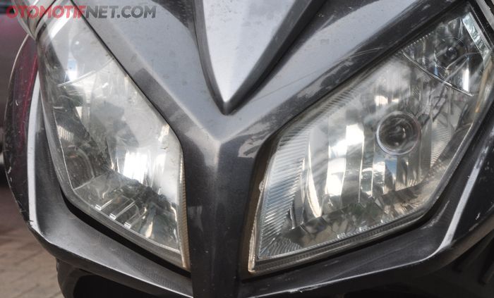Honda Vario yang mempunyai dua headlamp sehingga dapat terlihat sebelum (kiri) dan sesudah dibersihkan