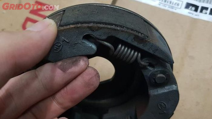 Dudukan per sentrifugal pada kampas ganda yang mulai terkikis.