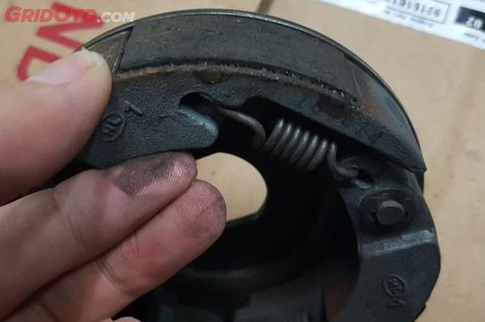 Dudukan per sentrifugal pada kampas ganda yang mulai terkikis.