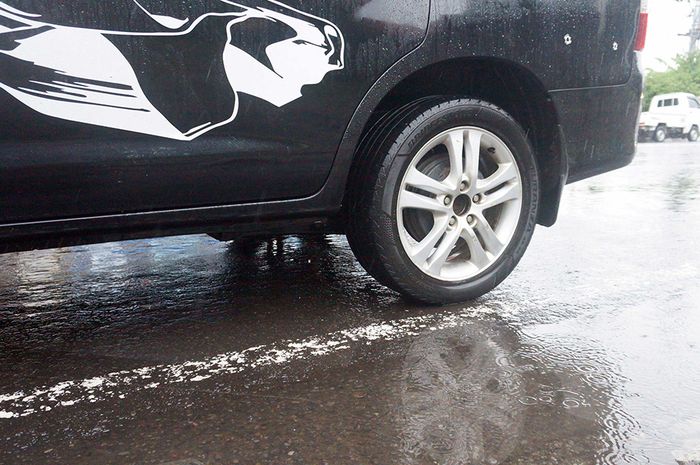 Ilustrasi kondisi ban mobil saat hujan