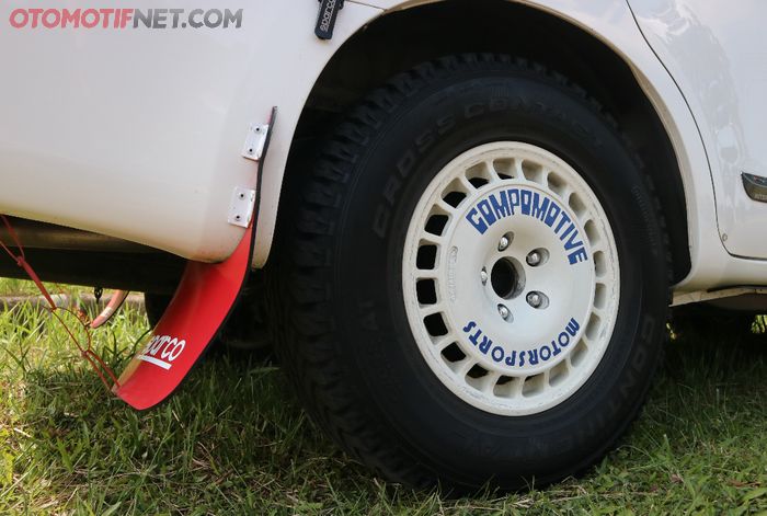 Pelek Compomotive piring dilapis Continental Cross Contact bikin ruang fender yang lega terlihat penuh 