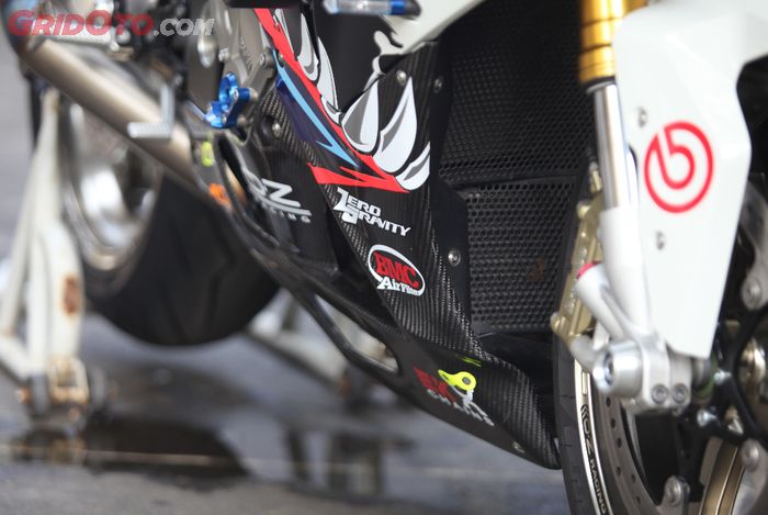 Bodi bawah diganti carbon, lebih sporti kan? 