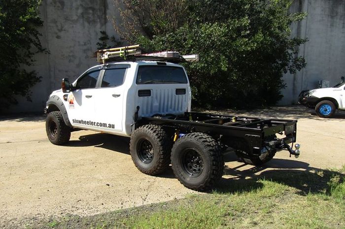 Modifikasi Ford Ranger 6x6 hasil garapan Six Wheeler Conversions, Australia