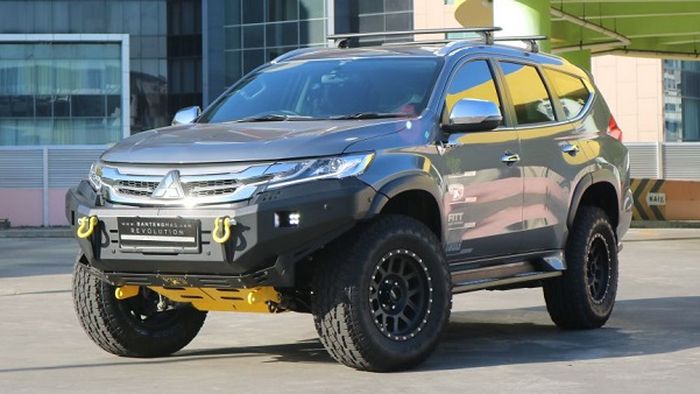 Bumper asli Pajero diganti bull bar Offroad X, ini plug and play lho.