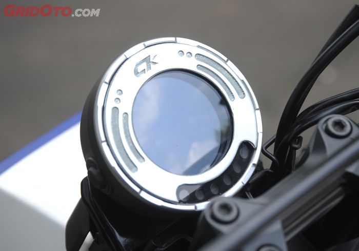 Spidometer bulat bawaan Yamaha XSR 155 diberi cover sebagai pemanis 