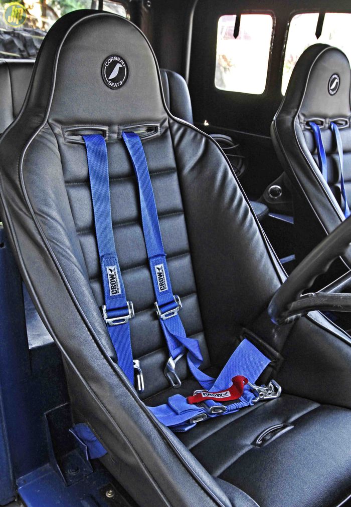 Jok bucket keluaran Corbeau tipe Ultra SS dipasangi safety belt Crow enterprize 4 titik. 