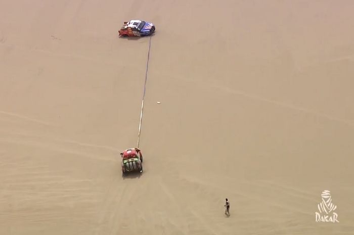 Mobil reli Roberto Recalde saat hendak ditarik karena terjebak di pasir