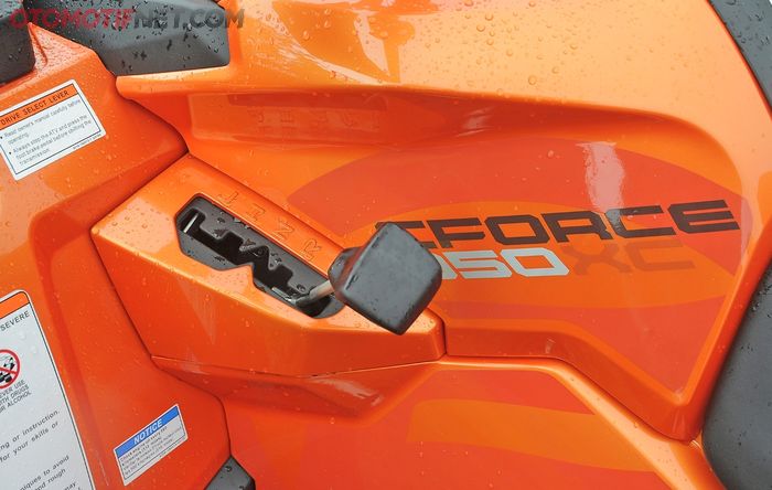 Tuas transmisi CFMOTO CFORCE 850XC ada di bawah setang kiri, ada pilihan P, R, N, H dan L