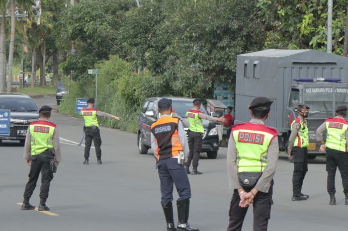 Polisi melakukan pemeriksaan surat hasil swab antigen di jalur Puncak 