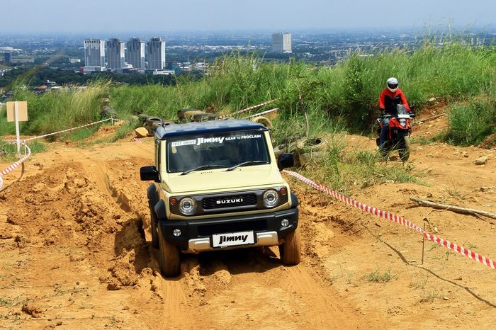 Jimny 5-Door dan Suzuki V-Strom 25O SX saat dites awak media di jalur off-road