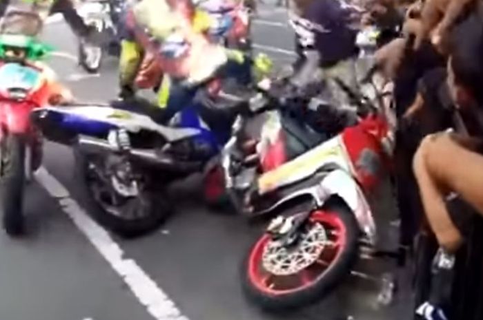 Satu Pembalap dikeroyok sampai dinjak pembalap lain di ajang Road Race Bojonegoro