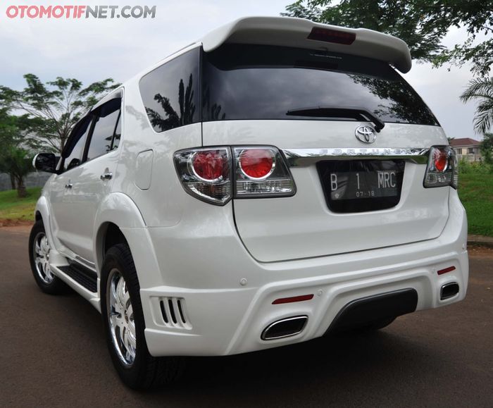 Toyota Fortuner G A/T 2013 bagian belakang juga modifikasi
