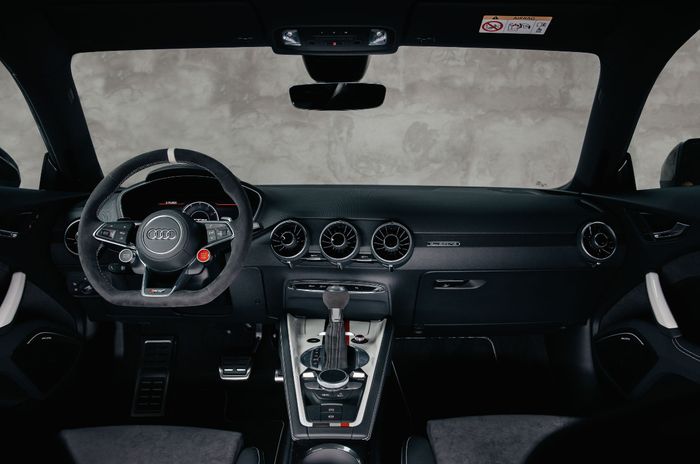 Interior Audi TT RS edisi khusus 40 tahun Quattro