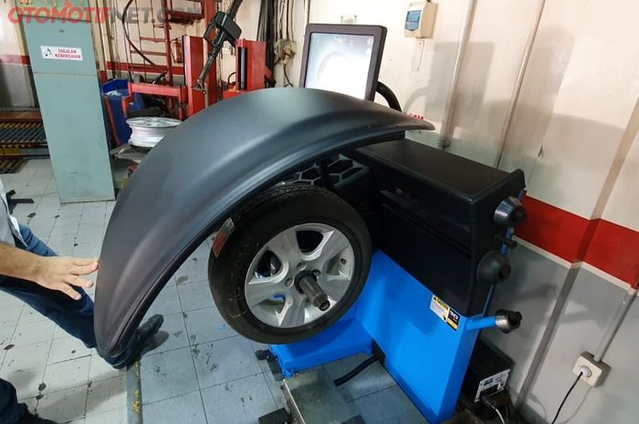 Alat balancing canggih milik bengkel Autopit Car Care Bogor