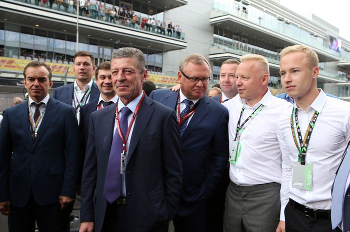 Nikita Mazepin (kanan) mendampingi ayahnya Dmitry Mazepin yang berdiri bersama para pejabat Rusia di GP F1 Rusia 2018