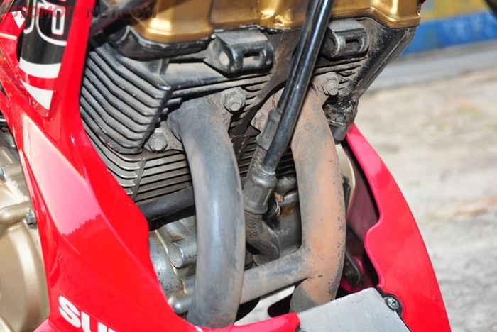 Dua mesin Suzuki Satria F150 dijadikan satu, tapi sekilas standar, mesti intip knalpotnya yang nyembul 2 buah