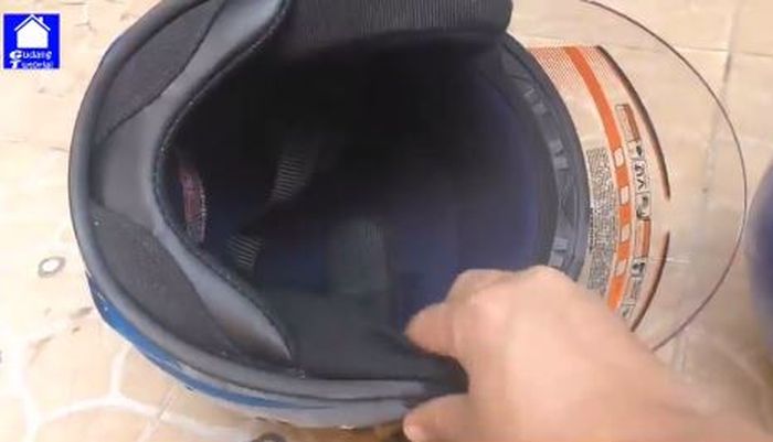 Busa Helm INK palsu lebih tipis dan kasar serta terasa gembos saat ditekan