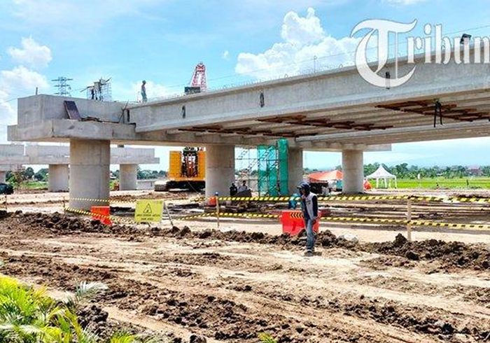 Proses pemasangan girder untuk jalan layang yang menghubungkan tol Yogyakarta-Solo dan Solo-Ngawi.