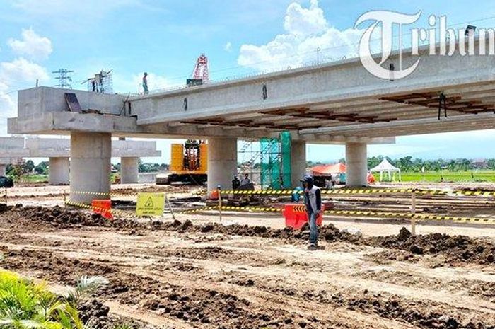 Proses pemasangan girder untuk jalan layang yang menghubungkan tol Yogyakarta-Solo dan Solo-Ngawi.