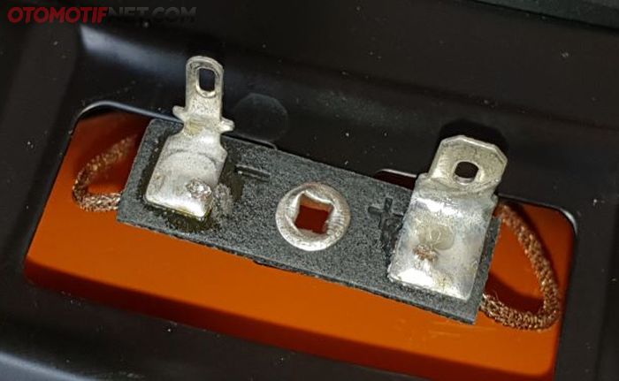 Pemasangan kabel speaker tidak boleh terbalik, karena suaranya akan mentah.
