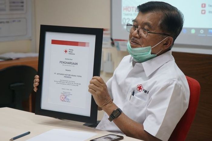 Ketua Umum PMI, Jusuf Kalla, berikan piagam penghargaan kepada MMKI.