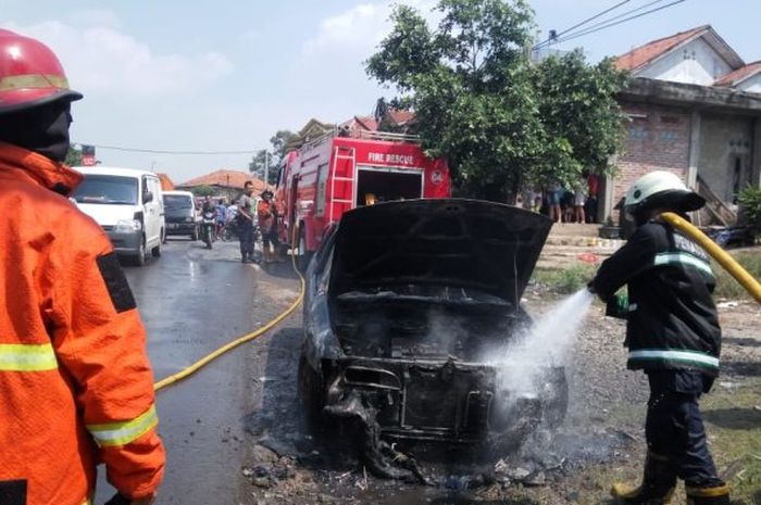 Kondisi sesaat setelah api membakar sedan Timor