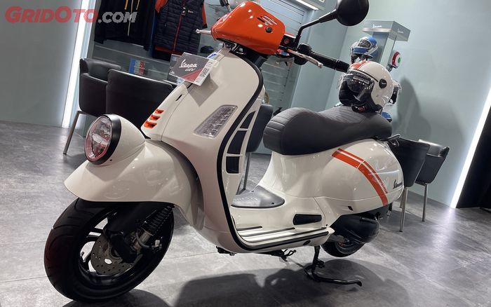Vespa GTV versi 2025 kini tersedia dalam pilihan Green Tenace dan White Innocente.