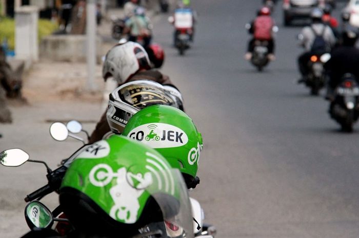 Helm ojek online yang tidak bersih bisa menyebabkan bakteri