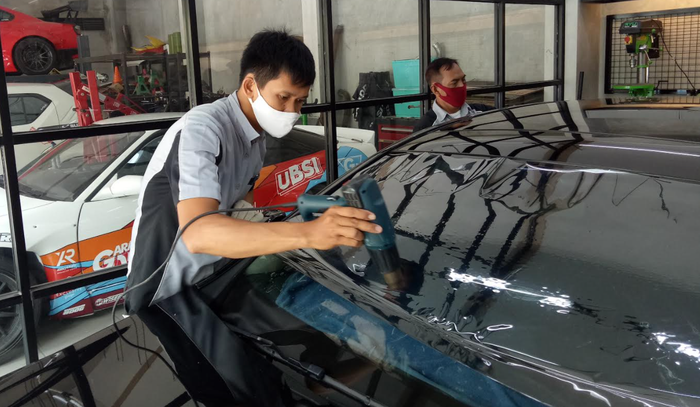 Ilustrasi. Pemasangan Kaca Film V-KOOL.