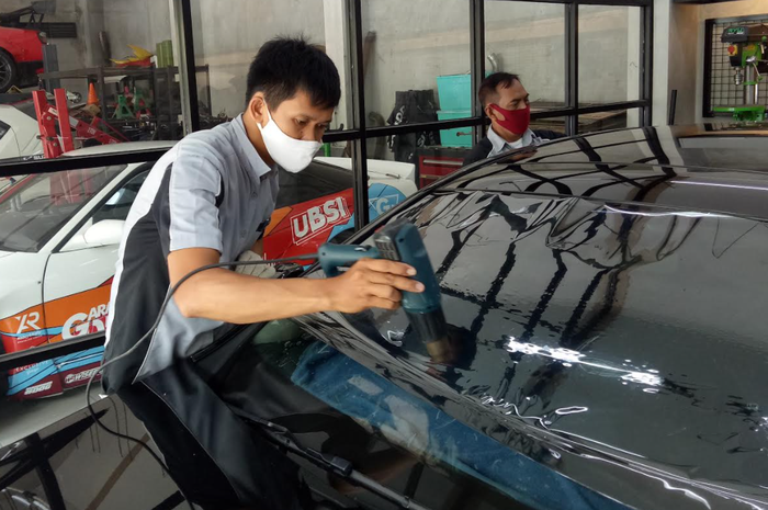 Ilustrasi pemasangan Kaca Film di mobil