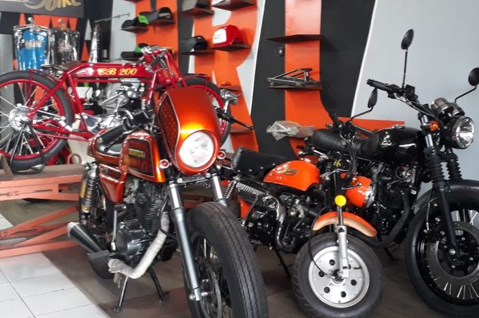 Beberapa motor hasil custom di Mr. Classic, kecuali motor Cleveland S berwarna hitam 