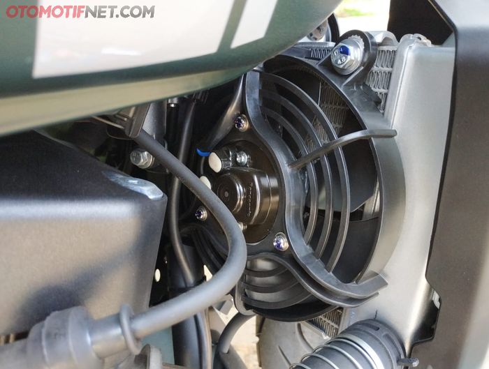 Panas mesin SM Sport SM3 didinginkan radiator yang dikawal kipas Panasonic