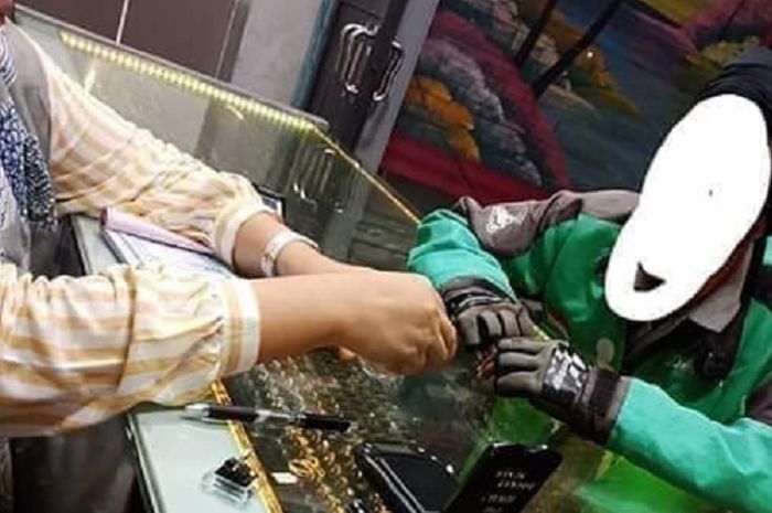 Driver ojol mengais rejeki siang malam, niat membahagiakan istri di ulang tahun.