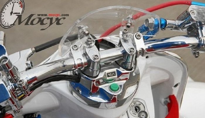 Panel instrumen dilepas untuk menonjolkan setangnya