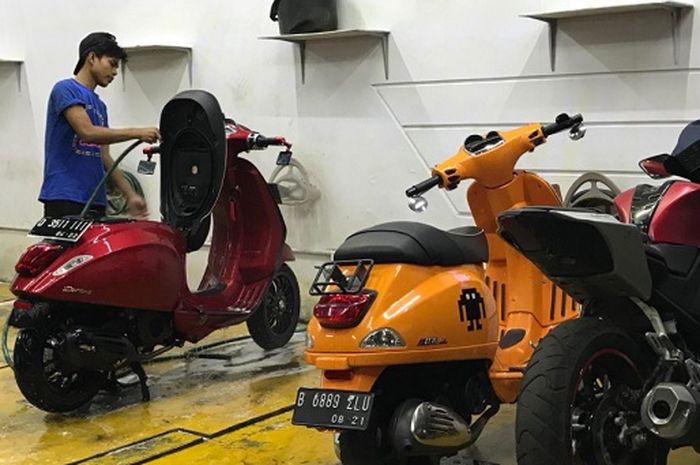 Ilustrasi mencuci motor