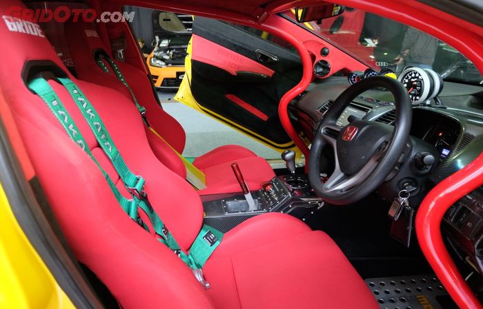 kabin Honda Civic FD bergaya street racing