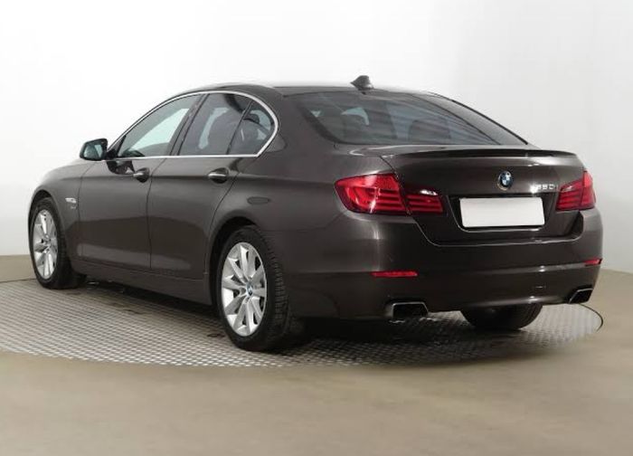 Ban standar mobil bekas BMW F10 dilengkapi ban RFT