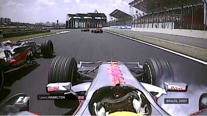 Lewis Hamilton yang disalip Fernando Alonso di awal balapan F1 Brasil 2007, berusaha mengejar