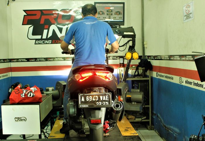 Yamaha NMAX dengan UMA Racing Air Filter Dual Kit memiliki napas lebih panjang dan tenaga naik