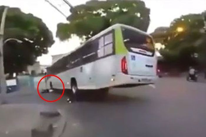 Seorang pengendara motor terlindas bus