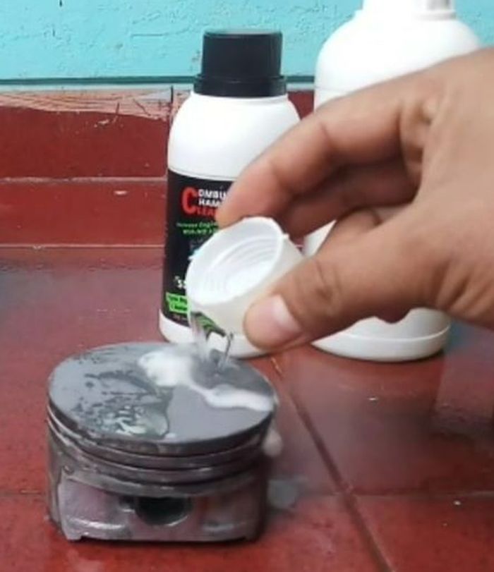 Masing-masing carbon cleaner dituang di sebagian sisi kepala piston.