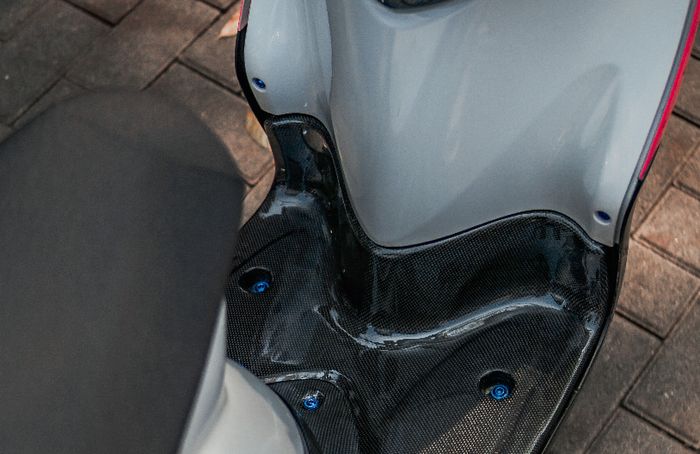 Yamaha Fino padukan kelir feminim dengan aksen karbon kevlar