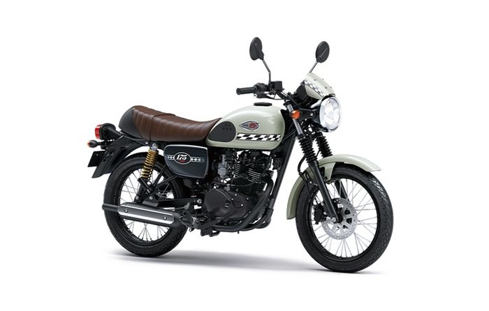 Warna baru Kawasaki W175 Cafe, dibekali striping chequered flag