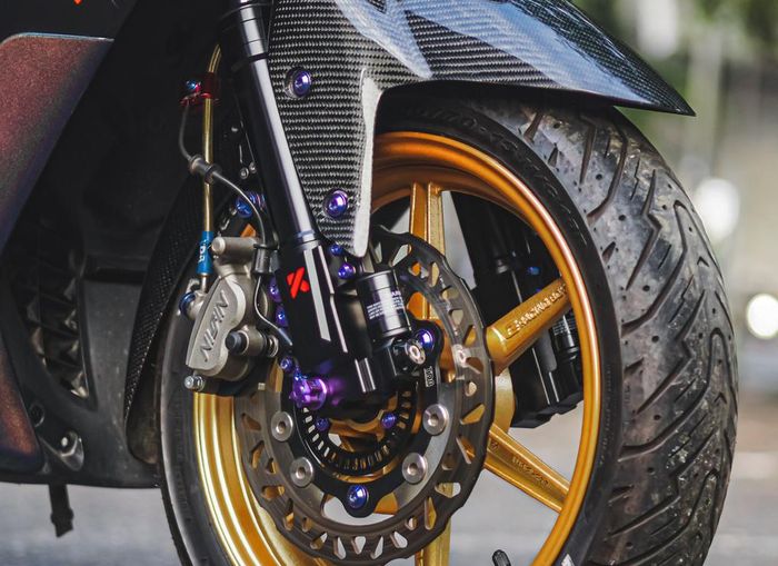 Kaki-kaki depan Yamaha NMAX kece dengan kaliper Nissin Samurai plus bottom sokbreker KTC
