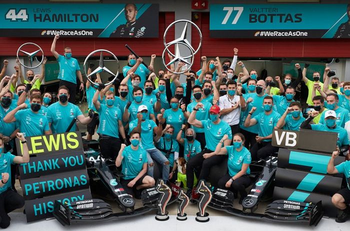 Tim Mercedes juara konstruktor F1 2020 dirayakan usai grand prix F1 Emilia Romagna 2020 di sirkuit Imola, Italia